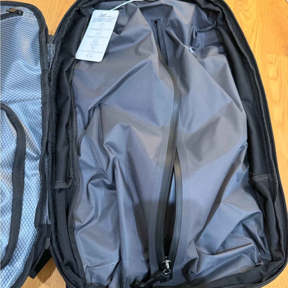 NWOT Vacuum Seal Swiss Lock Black Travel Backpack with Pump - Picture 10 of 14